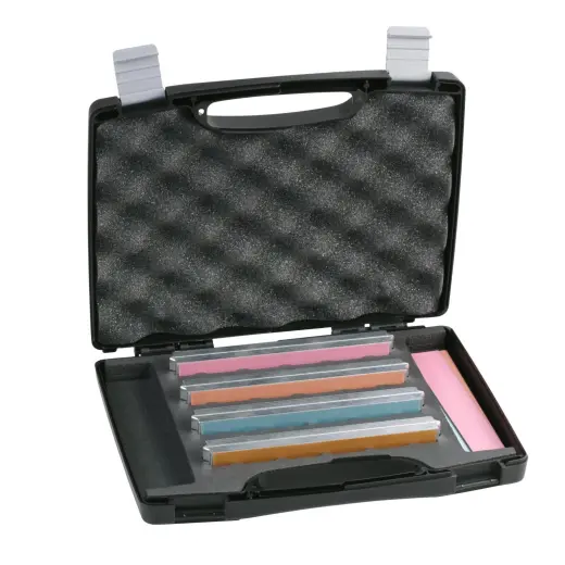 Kufřík obsahující 4 páry nalepených, na zadní straně popsaných duralových kamenů s diamantovým brusivem 1500, 2000, 3000, 5000 grit a 8ks náhradních brusných výseků.